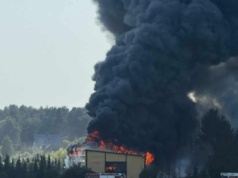 Pożar hali w Siarzewie opanowany! Ucierpiała jedna osoba, budynek do rozbiórki