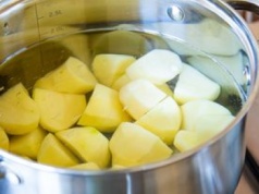 Wsyp tyle soli i w tym momencie do gotujących się ziemniaków. Będą idealnie doprawione