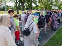 Dołączyłem do pielgrzymki. Monika idzie, choć wkurza ją Kościół. 
