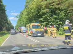 Wypadek na DW 908 w Kaletach. Motocyklista w ciężkim stanie zabrany do szpitala śmigłowcem