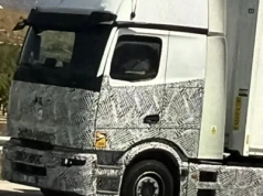 Nowy model Mercedesa widziany w kamuflażu – niższy Actros z innym przodem?