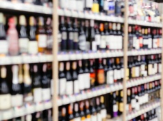 Polacy piją mniej, ale wydają na alkohol więcej (RAPORT)