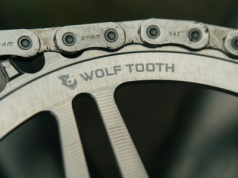 Wolf Tooth Components wprowadza zębatki Raw Silver. Premiera w dwóch etapach
