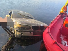 Wędkarz łowił ryby! W tym czasie jego auto stoczyło się do akwenu.