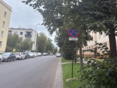 Nielegalne parkowanie na ulicy Boya-Żeleńskiego. Kierowcy ignorują zakaz