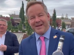 Amerykanin dostał prezent od Rosjan. Wcześniej zasłynął pytaniem o garnitur