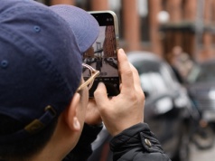 Smartfon nową bronią Białego Domu. Tak Trump robi propagandę z zatrzymań FBI