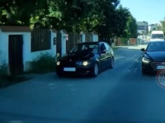 Wyprzedzał po chodniku, został bohaterem nagrania w internecie [WIDEO]
