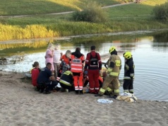 O włos od tragedii w Czarżu! 16-latek wskoczył do wody i doznał urazu kręgosłupa. Zabrał go śmigłowiec