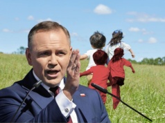 Pomysł Nawrockiego nie jest nowy. W tym kraju już sypią pieniędzmi na dzieci