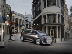 Mercedes Vision V: gdzie podziała się motoryzacja, a pojawił się… 65-calowy telewizor?