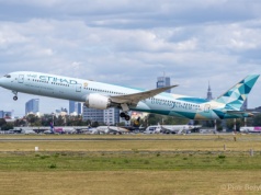 Etihad przyleciał do Warszawy największym Dreamlinerem