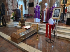 Pożegnanie biskupa Mariana Kruszyłowicza [ZDJĘCIA]