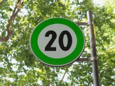 Znak jak ograniczenie prędkości, ale... zielony. Kierowcy nie wiedzą, co robić