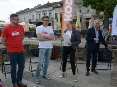 Kraków na trasie Tour de Konstytucja. Debata na Placu Szczepańskim o demokracji