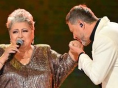 Hołd dla Ewy Bem podczas Top of the Top Sopot Festival. Powódź róż, "Sto lat" i klęczący Marcin Prokop