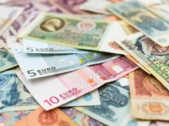 Złoty stabilizuje się względem kluczowych walut