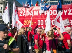 Polski rynek pracy srodze rozczarował. Spadło zatrudnienie, a wzrost płac najniższy od 4,5 roku