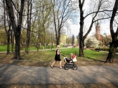 Mniej godzin w pracy i więcej urlopu. Tak rząd chce przekonać Polki do rodzenia dzieci
