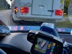 Mandat i odebranie prawa jazdy dla kierowcy autobusu, który jechał 55 km/h za szybko