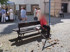 Bezdomny na ławce w centrum miasta uprzykrza życie mieszkańcom i przedsiębiorcom