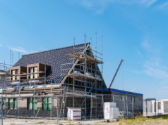 Domy znikają z rynku? Sprzedaż rośnie, ale w niektórych miastach mocne spadki