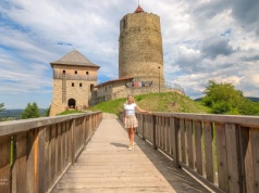 Zamek w Czchowie. Romańska baszta i gotycka wieża dla turystów