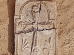1400-letni krzyż odkryty w ZEA. Chrześcijaństwo na Półwyspie Arabskim