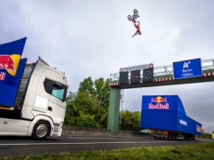 „Tsunami Backflip” między jadącymi zestawami – wyjątkowy wyczyn na motocyklu