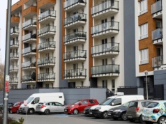 Jutro wchodzi pakiet ustaw mieszkaniowych. Deweloper będzie budował domy bez parkingów