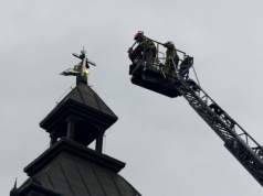 Uratowano bociana uwięzionego na dachu kościoła w Świlczy - Kamyszynie