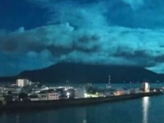 Kula ognia na niebie. Liczne nagrania z Japonii