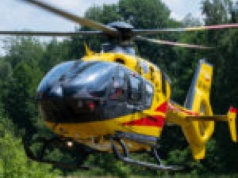 Wypadek na DW350. Dachowanie osobówki – są ranni. Droga zablokowana