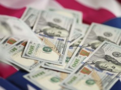 Rekord na giełdzie w USA i zawirowania na dolarze. Rynek reaguje na słowa szefa Fed
