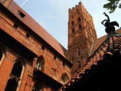 Największy zamek z cegły stoi w Polsce. Turyści myślą, że to fotomontaż