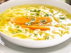 Ciocia pokazała mi trik z warzywami do rosołu. Zupa wychodzi lepsza niż w ekskluzywnej restauracji
