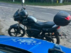 Kompletnie pijany motorowerzysta zatrzymany. Tłumaczenie zwala z nóg