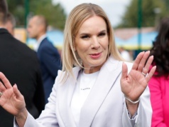 Nawrocka kibicowała młodym piłkarkom. Tak się wystroiła. Uwagę zwracają buty