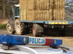 Czy rolnik musi posprzątać drogę po żniwach? Policja wyjaśnia