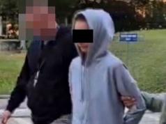 Niepozorna postura, na karku bluza z Myszką Miki. Straszny czyn Polki za granicą