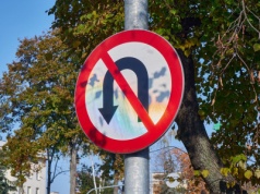 Kierowcy mylą się od lat, egzaminatorzy to kochają. Czy na zakazie zawracania wolno skręcić w lewo?
