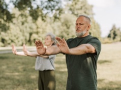 Seniorzy, którzy ćwiczą razem, dłużej zachowują sprawność fizyczną i siłę