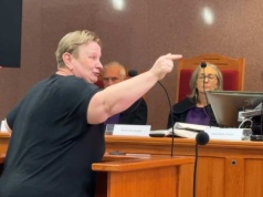 Matka i siostra Andrzeja krzyczą do 18-letniego zabójcy, który je przeprasza na sali sądowej