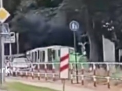 Kierowca BMW wjechał w kolejkę dla dzieci w Poznaniu. Jest nagranie