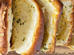 Jest mięciutki jak gąbeczka i obłędnie pachnie. Podaj na grillu, zniknie szybciej niż karkówka
