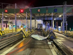 Rozpędzony zestaw wjechał w bramki na A2 – kierowca zginął w płonącym wraku
