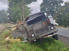 Jelcz 325 uderzył dachem o drzewo – wojskowa cysterna i kwestia wymiany floty