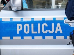 Dachowanie osobówki po zderzeniu z ciągnikiem. Dwóch kierowców w szpitalu