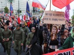 Warszawa podzielona. Spór o migrację wyszedł na ulice, spłonęła flaga