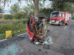 Dachowanie samochodu, mężczyzna przewieziony do szpitala 21.08.2025